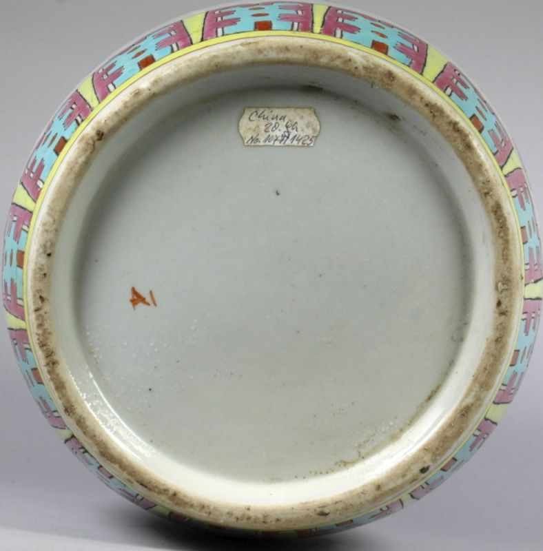 Porzellan-Deckelvase, China, 20. Jh., runder Stand, leicht gebauchter Korpus mit passigeingelassenem - Image 3 of 3