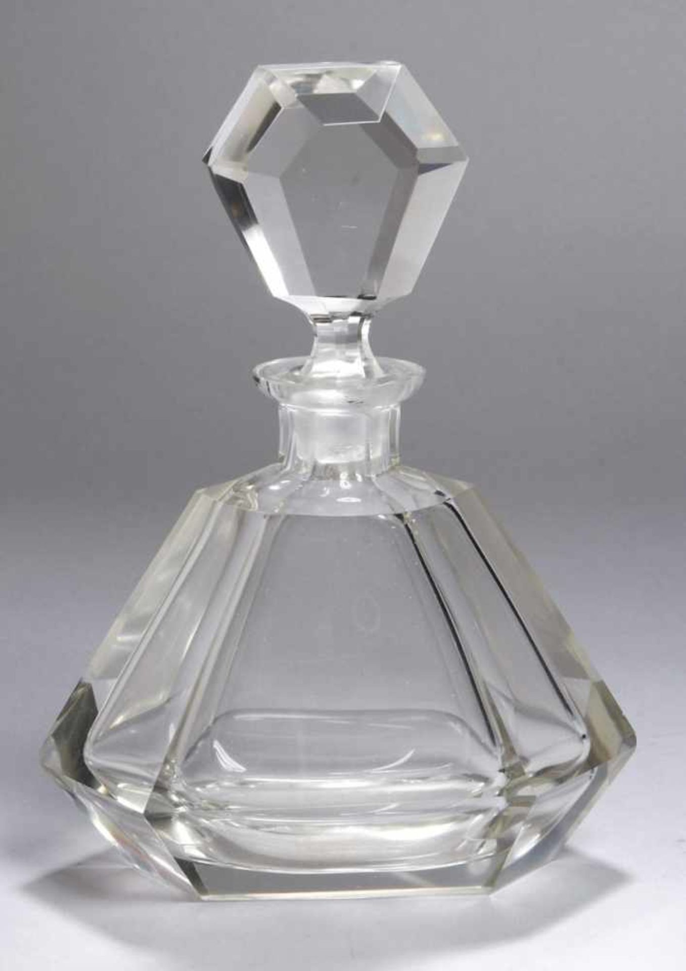 Glas-Karaffe, 20/30er Jahre, farbloses Glas, rundum facettierter Korpus und Stöpsel, H 23cm, innerer