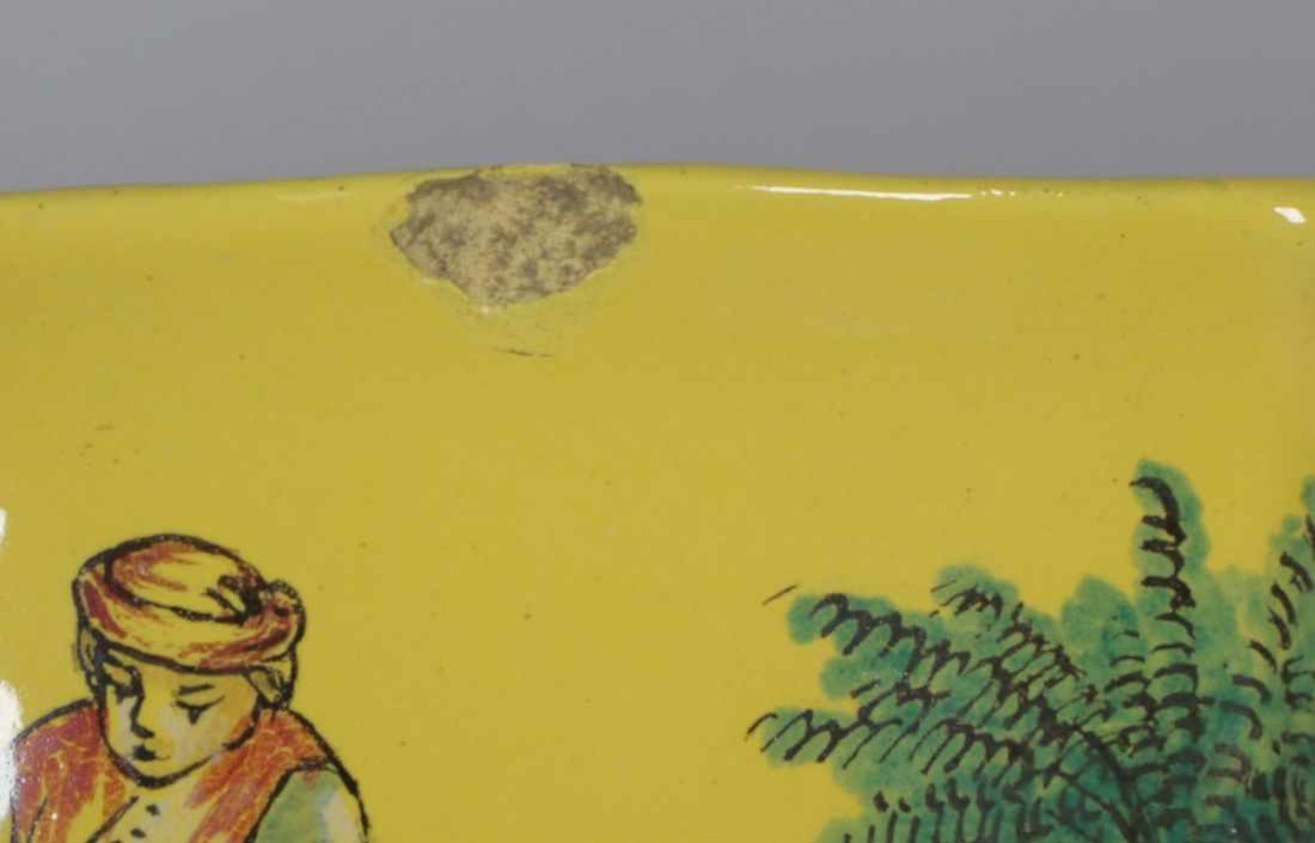 Fayence-Zierschale, 18./19. Jh., auf 4 Nuppenfüßen ovaler, gemuldeter Korpus mit gerippterWandung - Bild 2 aus 3