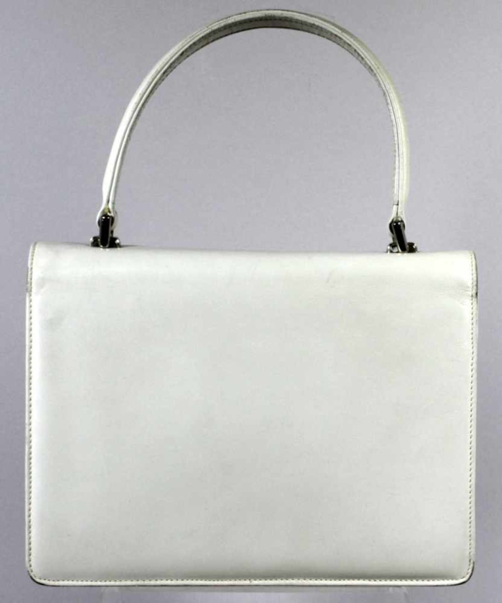 Damen-Handtasche, Italien, 2. Hälfte 20. Jh., querechteckige Form mit Frontlasche ausweißem Leder, - Bild 3 aus 3