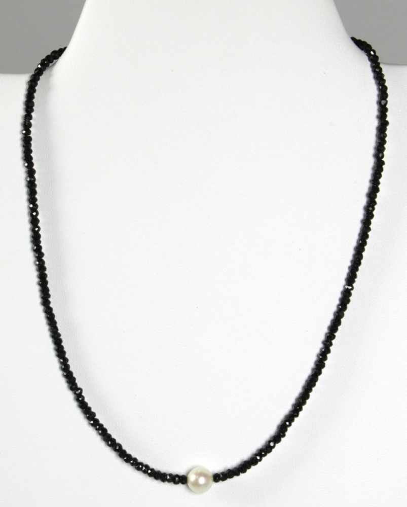 Halskette, Choker gefädelt, gefertigt aus facettierten Spinell-Kugeln, D 3 mm, Farbe:schwarz,