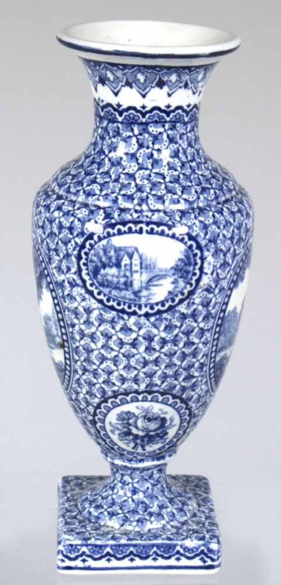 Keramik-Ziervase, wohl Frankreich, um 1900, Mod.nr.: 2927, Dekor: 1755 L XVI,quadratischer Fuß, - Bild 3 aus 4