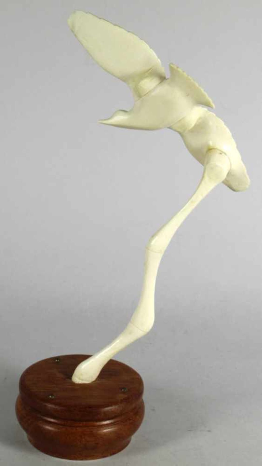 Elfenbein-Zierplastik, "Fliegende Möwel", Afrika, um 1920, auf Holzrundsockel gebogterStab mit - Bild 2 aus 3