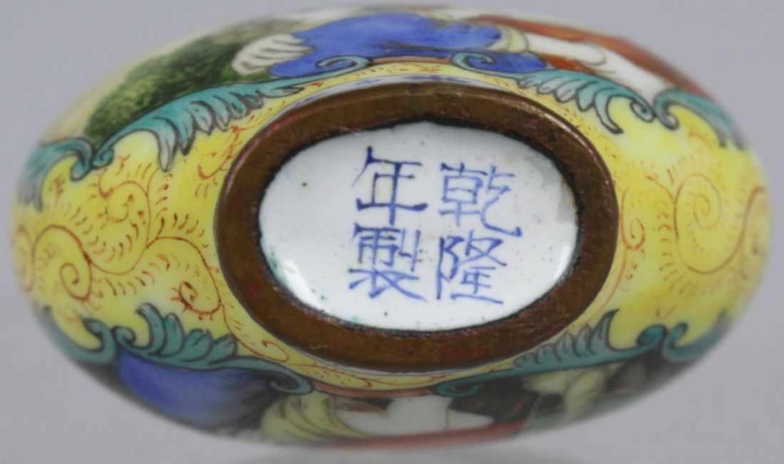 Email-Snuffbottle, China, wohl Republik-Periode, Schauseiten mit Kartuschendekor, darinpolychrome - Image 3 of 3
