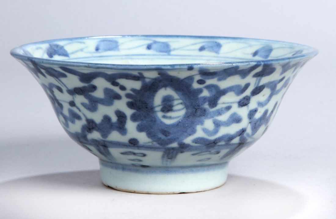 Porzellan-Kumme, China, wohl Ming-Dynastie, unterlasurblaues Floral- und Ringdekor aufAußenwandung