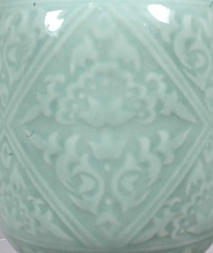 Seladon-Porzellanziervase, China, wohl Republik-Periode, über eingezogenem Rundstand sichim Ansatz - Image 3 of 4