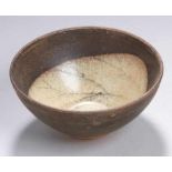 Feinsteinzeug-Kumme, China, im Tang/Song-Stil gearbeitet, runde, gemuldete Form,sandfarbener