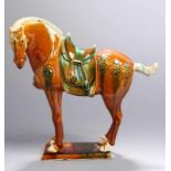 Keramik-Tierplastik, "Pferd", China, neuzeitliche, im Tang-Stil gearbeitete Ausformung,auf flacher