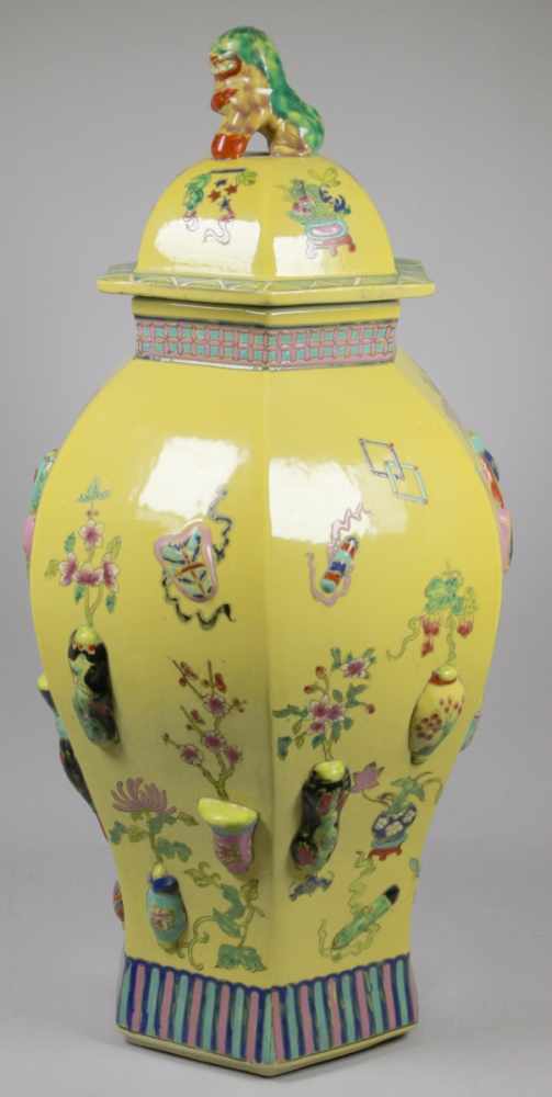Große Porzellan-Deckelvase, China, wohl Republik-Periode, sechseckiger Stand, hoher, sichnach oben - Image 2 of 4