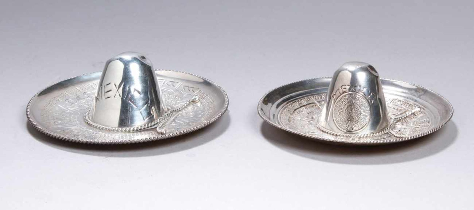 Zwei Zierschälchen, Mexiko, Silber, jeweils gearbeitet in Form eines Sombreros mitReliefdekor bzw.