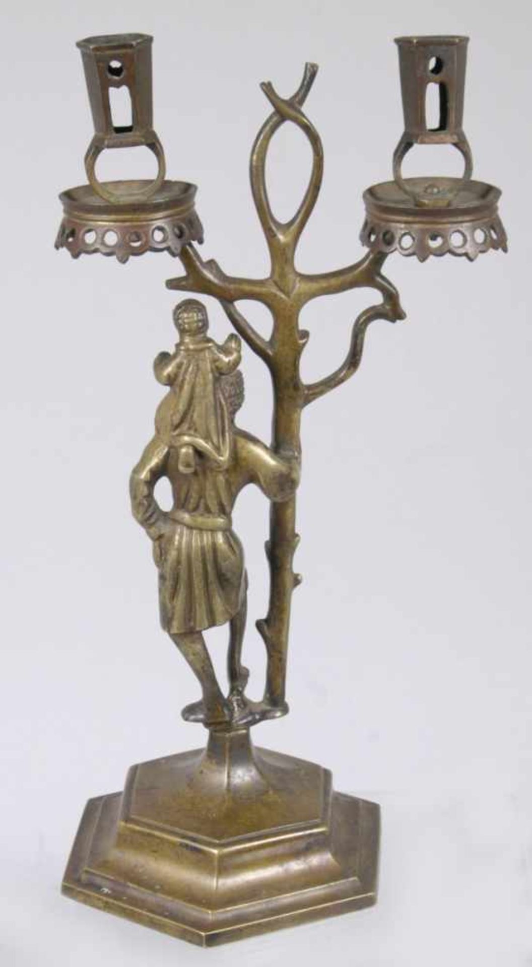 Bronze-Figurenleuchter, 2-flg., 18./19. Jh., im romanischen Stil gearbeitet, Sechseckfußmit kurzem - Bild 2 aus 3