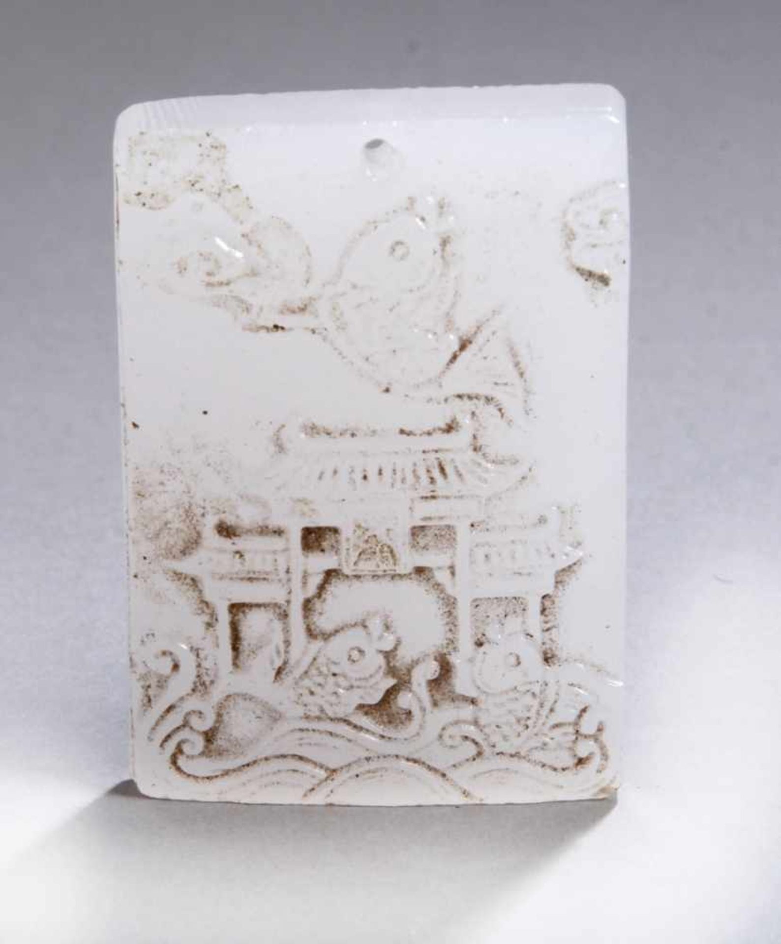 Anhänger, China, gefertigt aus Jade oder Glas, rechteckige Form mit kleiner Lochöse,Schauseite