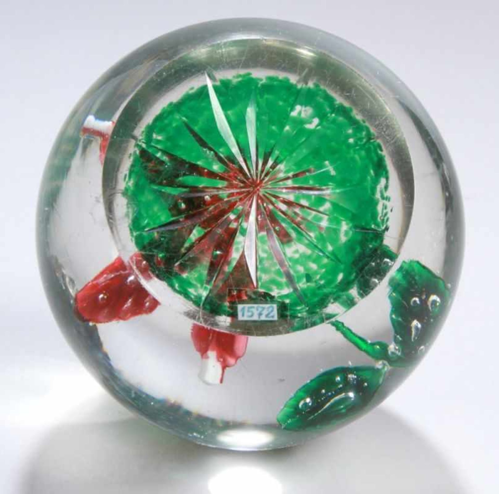 Glas-Paperweight, wohl Böhmen, um 1900-30, runde Standfläche mit Bodensternschliff,Klarglaskorpus, - Bild 2 aus 2