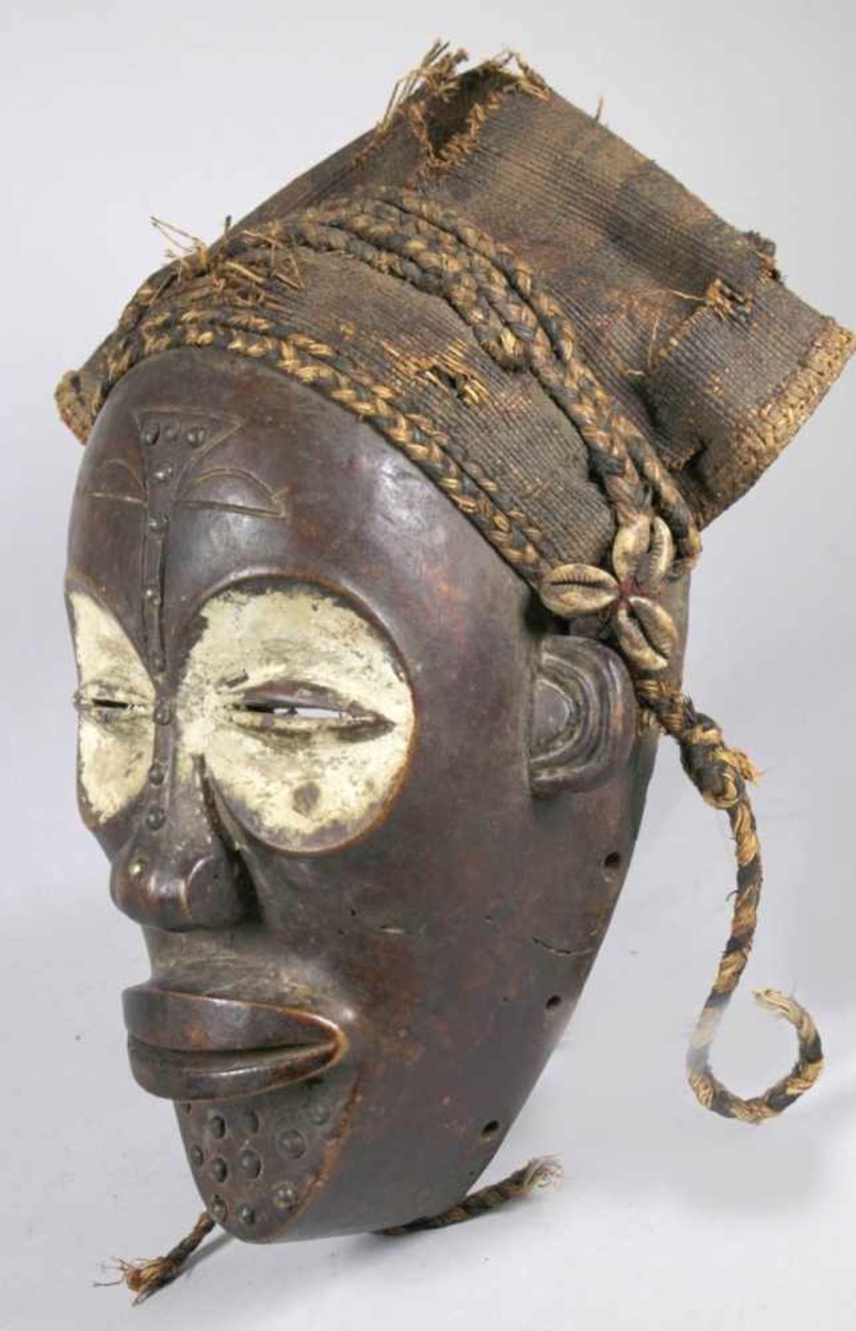 Maske, Tchokwe, Angola, Pwo-Frauenmaske, plastische Darstellung mit typischen, - Bild 2 aus 3
