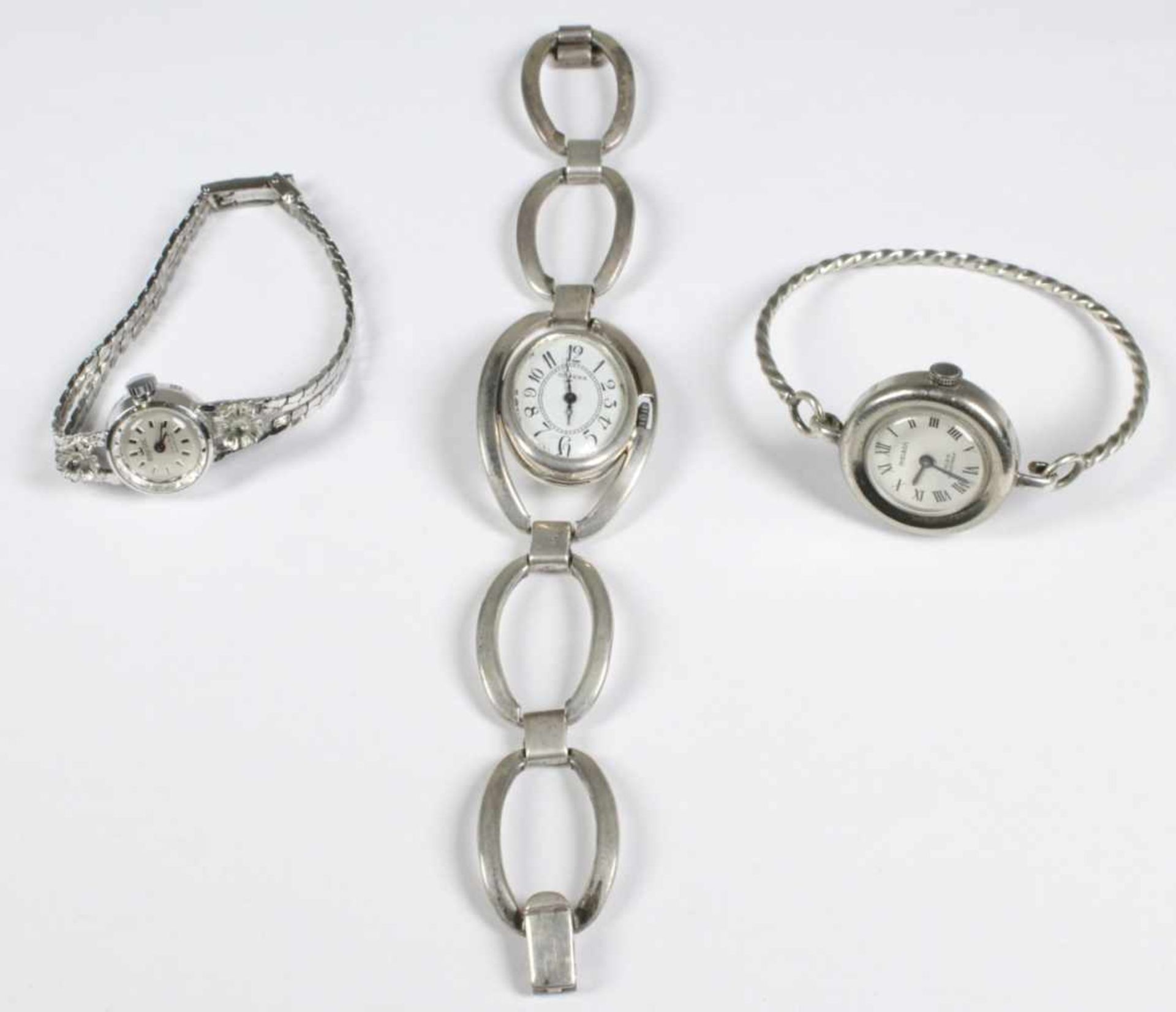 Drei Damen-Armbanduhren, um 1965, Silber, unterschiedliche Formen, Größen und Dekore,Funktion