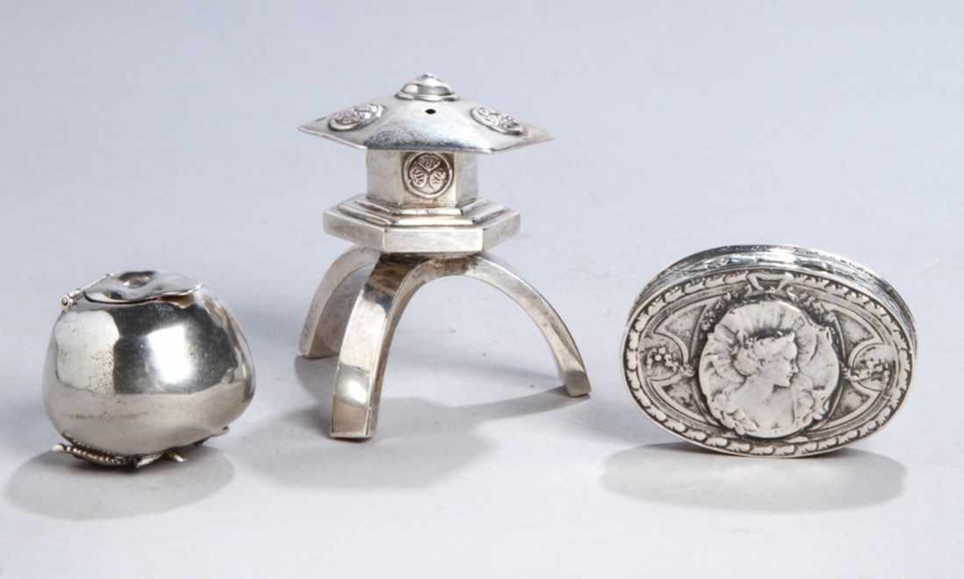 Silber-Konvolut, 3-tlg., unterschiedliche Objekte, Formen, Größen und Dekore, zus. ca. 108gr.- - -