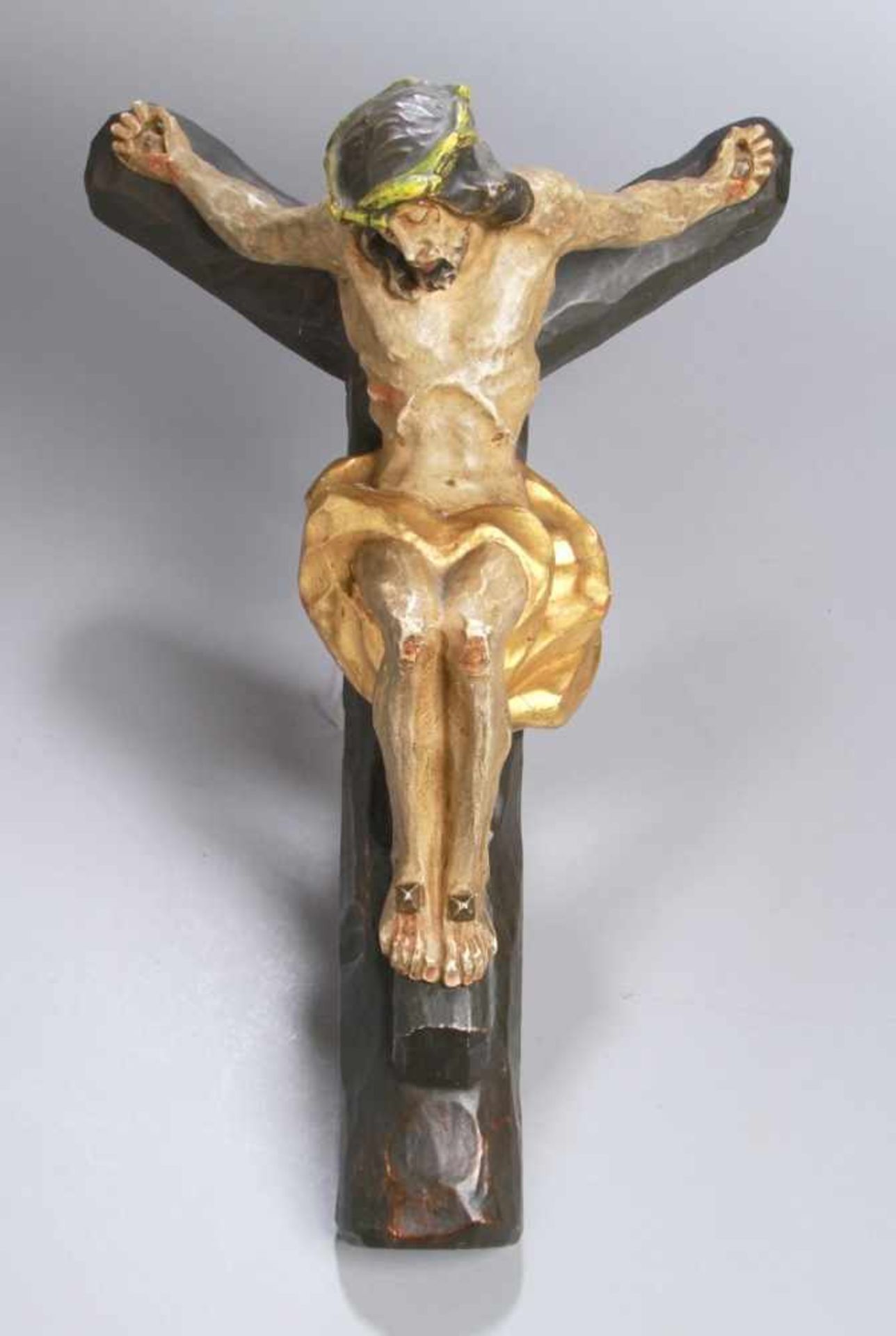 Holz-Wandkruzifix, süddt., 1. Hälfte 20. Jh., an gegabeltem Pflock vollplastischer CorpusChristi als