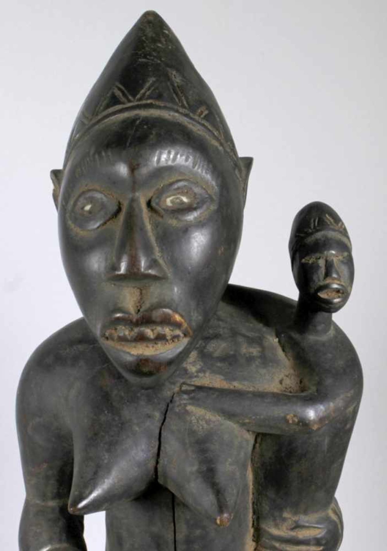 Mutter-Figur, Yombe, Kongo, auf Rechtecksockel mit gerundeten Ecken plastische, - Bild 2 aus 5