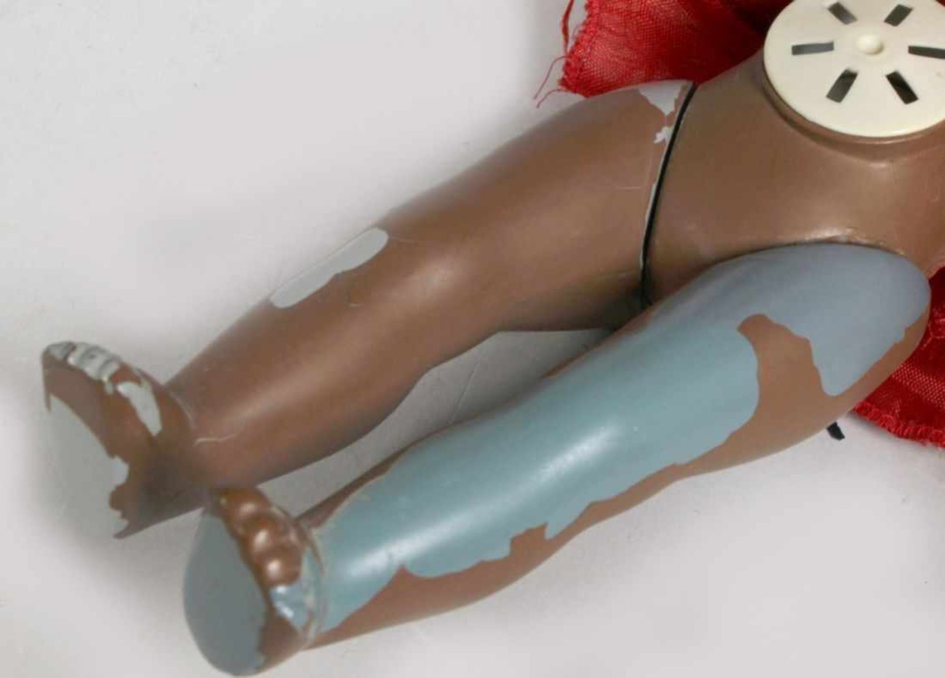 Puppe, dunkelhäutiges Mädchen, bekleidet mit Träger-Baströckchen, Kurbelkopf, feststehendebraune - Bild 5 aus 6