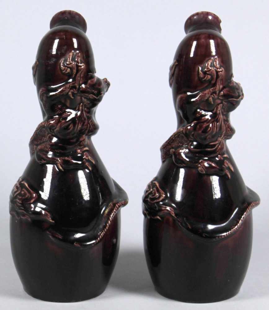 Ein Paar Keramik-Ziervasen, wohl China, um 1900, runder Stand, flaschenkürbisförmigerKorpus mit - Image 2 of 4