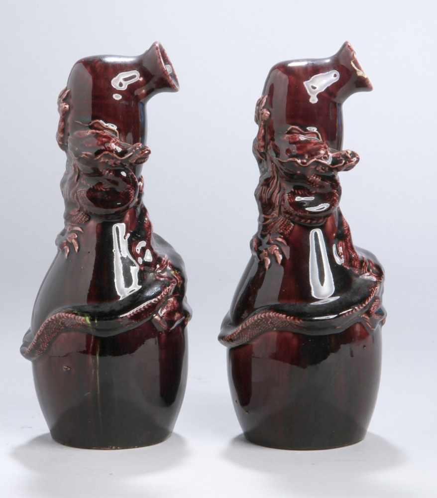 Ein Paar Keramik-Ziervasen, wohl China, um 1900, runder Stand, flaschenkürbisförmigerKorpus mit