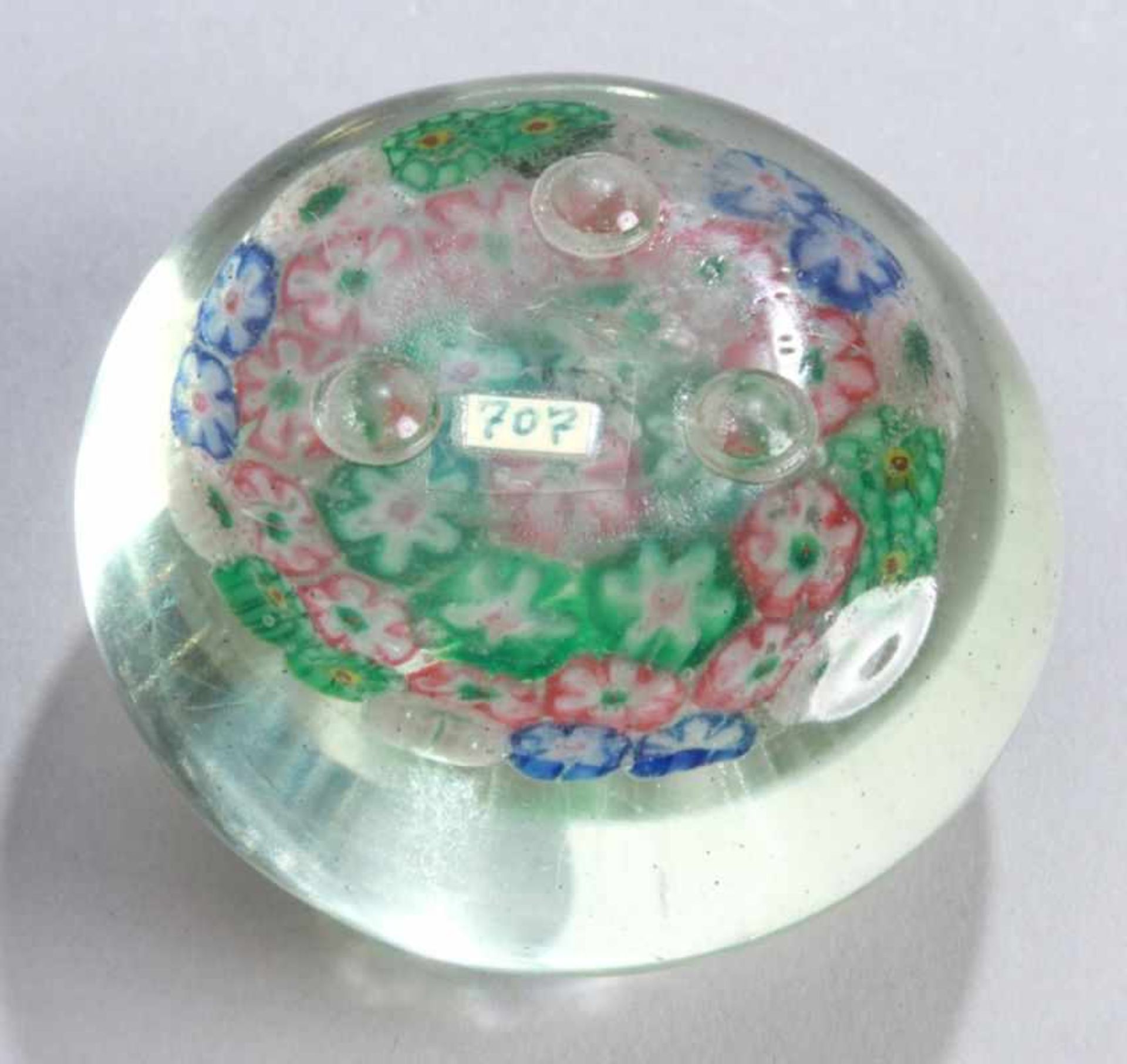 Glas-Millefioripaperweight, China, um 1900-30, gedrückter Klarglaskugelkorpus, dekoriertmit - Bild 2 aus 2