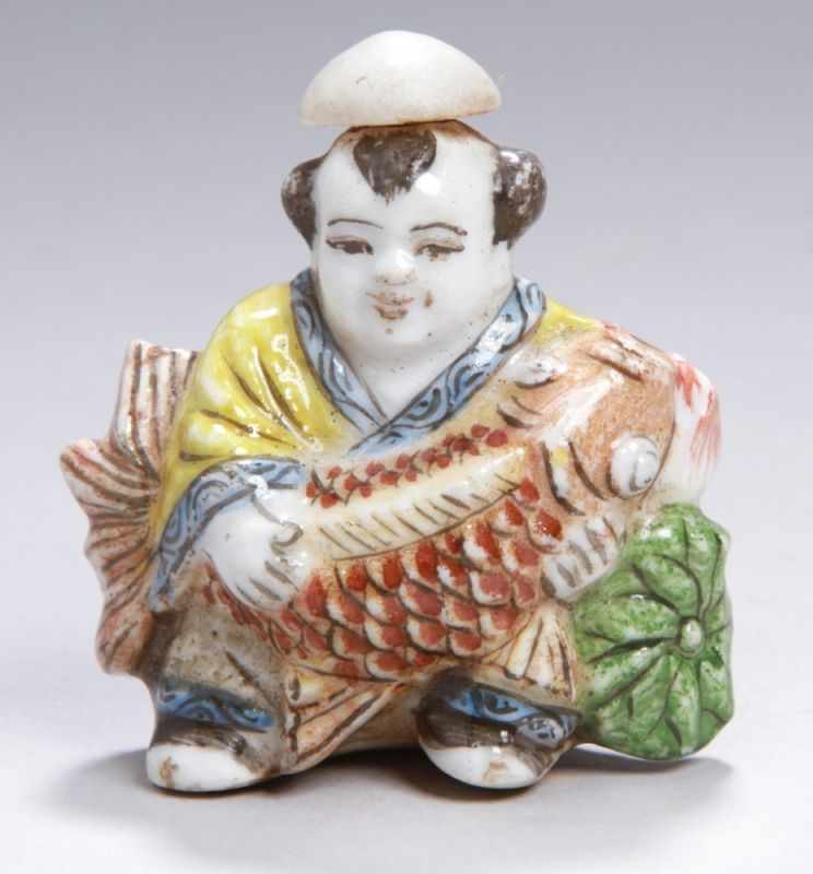 Porzellan-Snuffbottle, China, wohl 19. Jh., gearbeitete in Form eines sitzenden Mannes mitFisch in