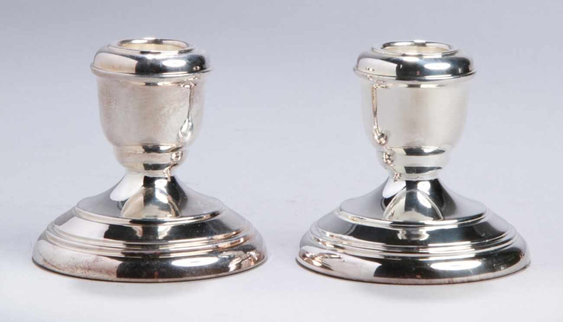 Ein Paar Tafelleuchter, 1-flg., neuzeitlich, Sterling Silber (weighted), H 6,5 cm- - -20.00 %