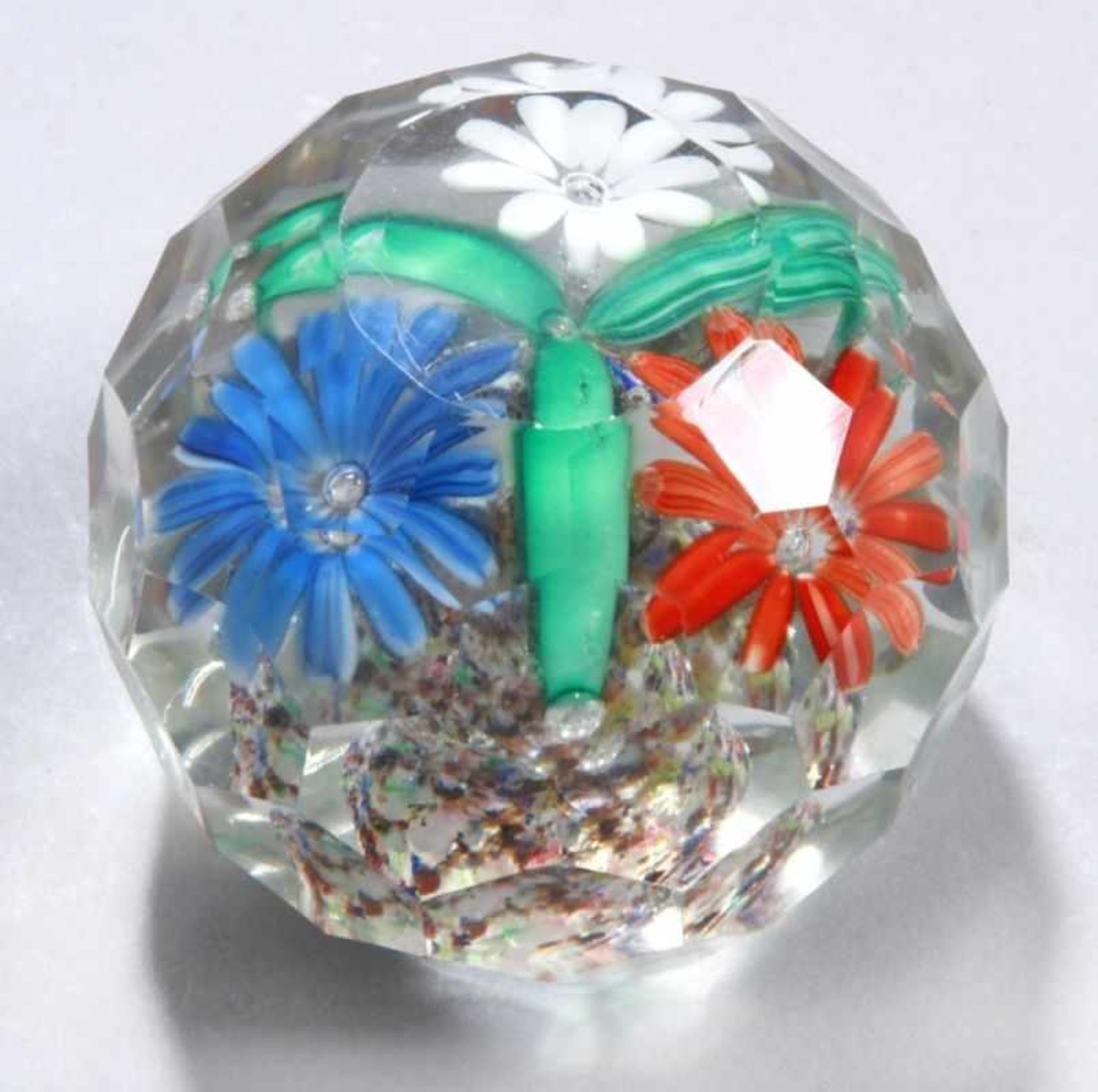 Glas-Paperweight, Schlesien/Böhmen oder Frankreich, um 1920-35, über plan geschiffenerStandfläche