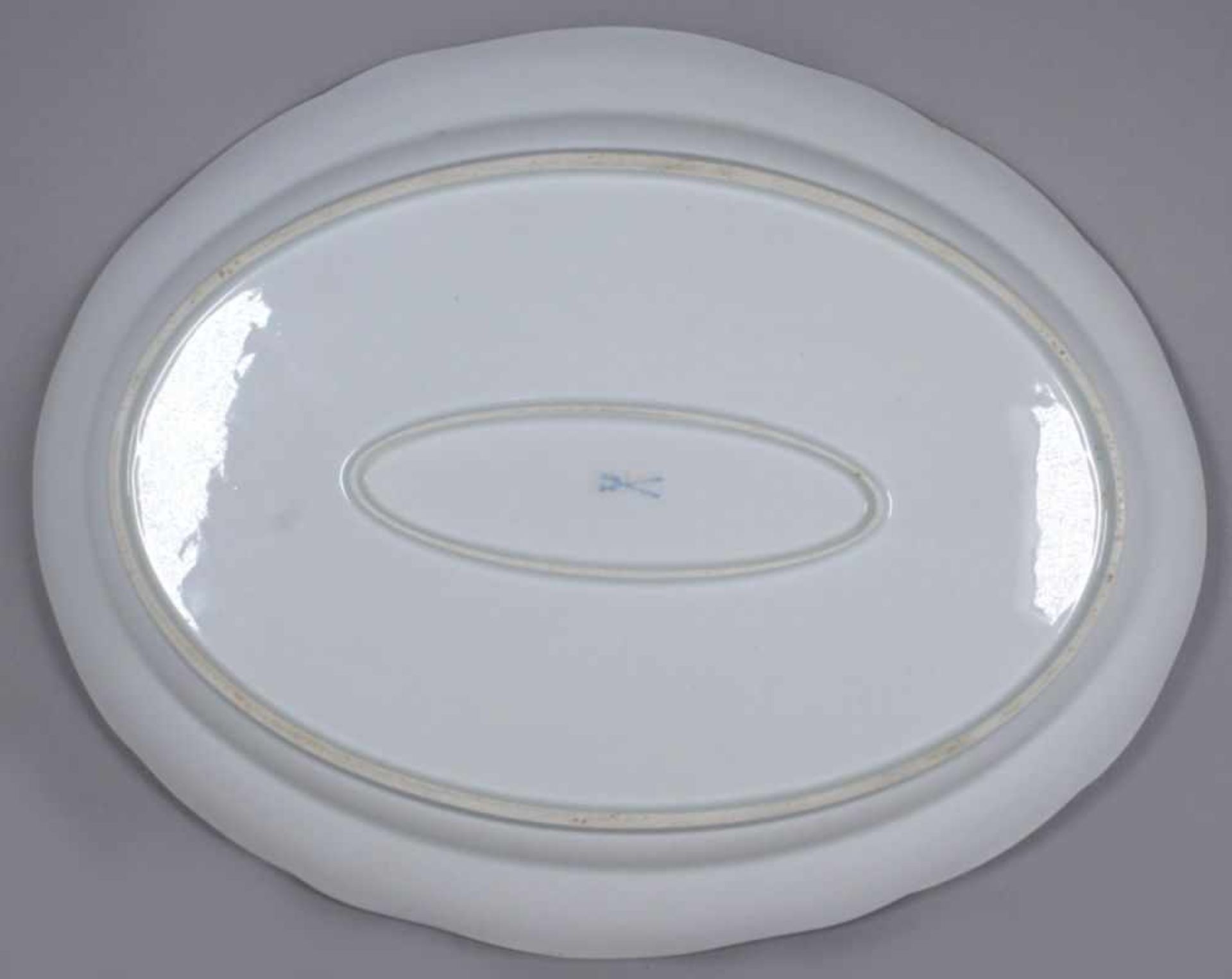 Porzellan-Anbieteplatte, Meissen, Mitte 20. Jh., ovale Form, im Spiegel mit - Bild 2 aus 2