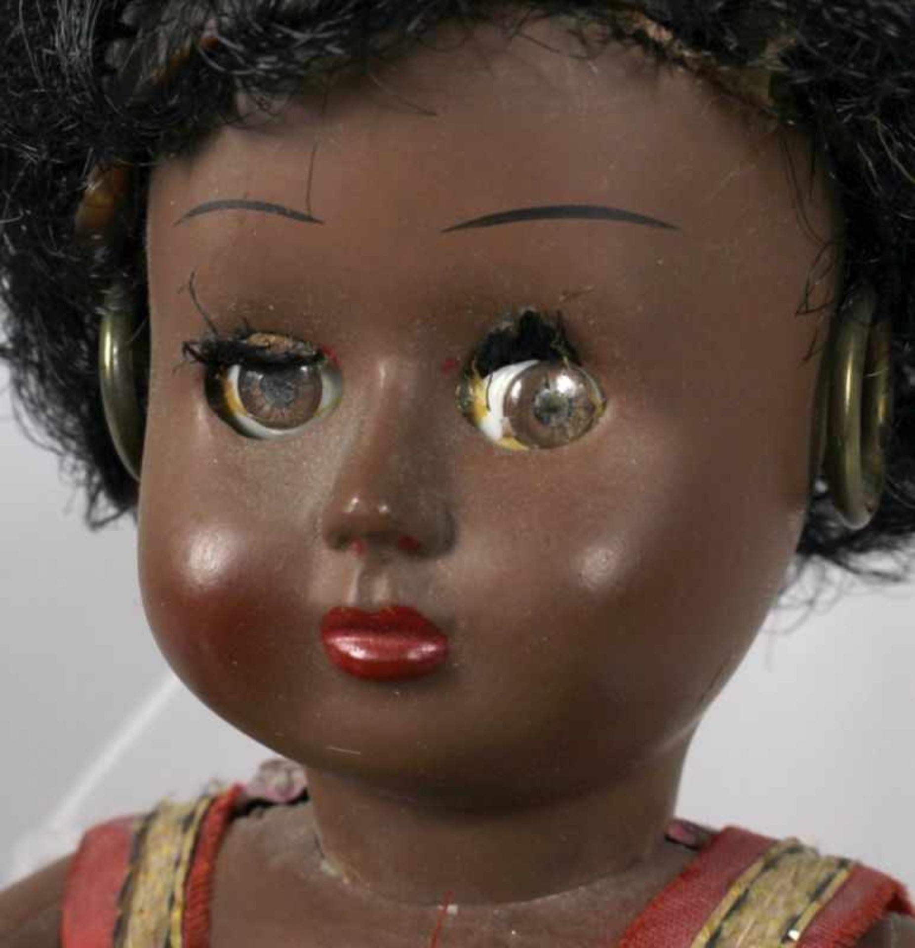 Puppe, dunkelhäutiges Mädchen, bekleidet mit Träger-Baströckchen, Kurbelkopf, feststehendebraune - Bild 2 aus 6