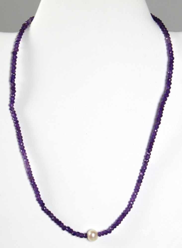 Halskette, Choker gefädelt, gefertigt aus facettierten Amethyst-Kugeln, D 4 mm,Karabinerschließe