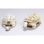 Ein Paar Elfenbein-Snuffbottles, China, um 1920, gearbeitet in Form einer Schildkröte,Kopf an