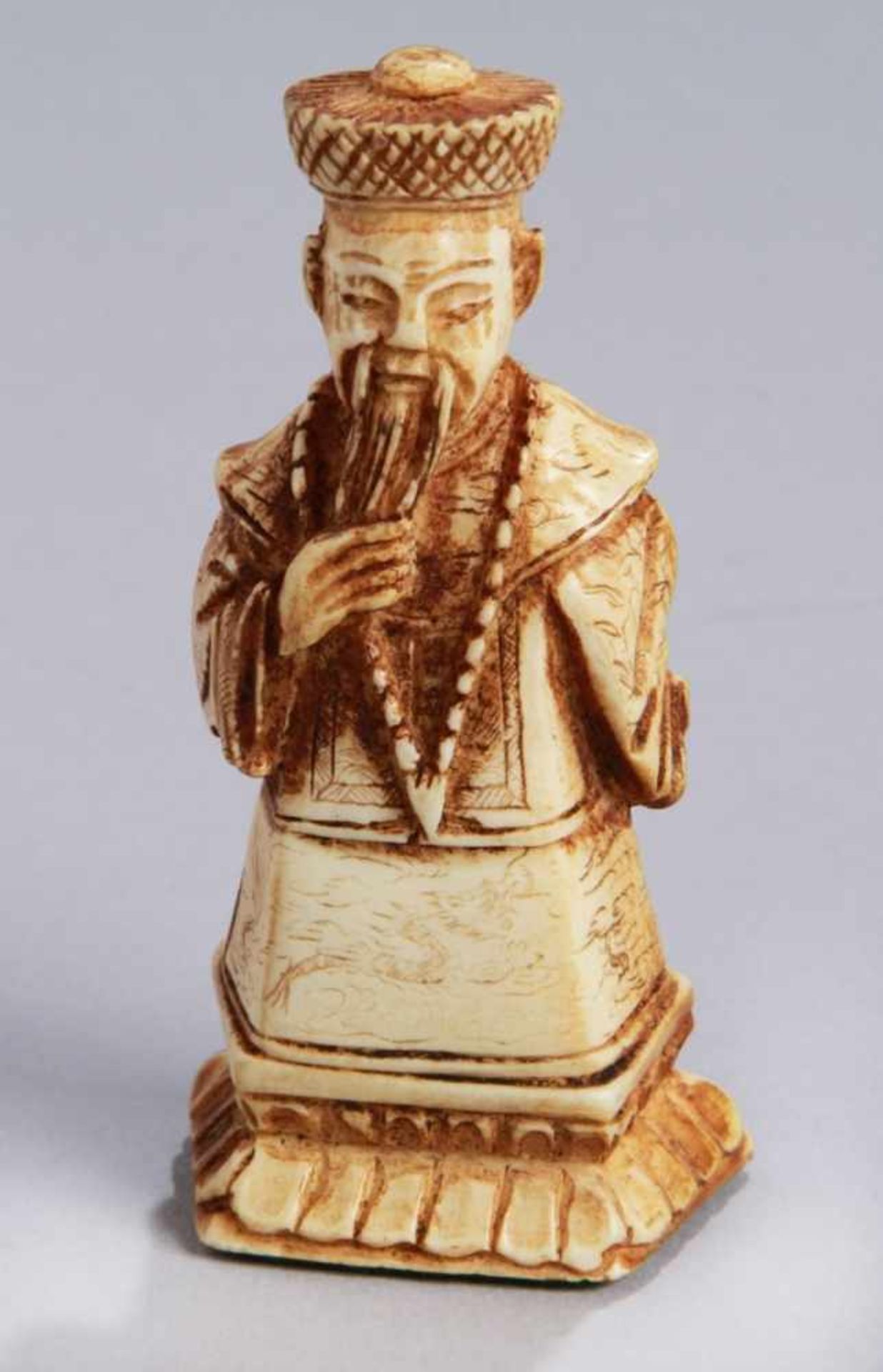 Elfenbein-Figur, "Hofbeamter", China, um 1920, über stilisiertem Doppellotossockelvollplastische,