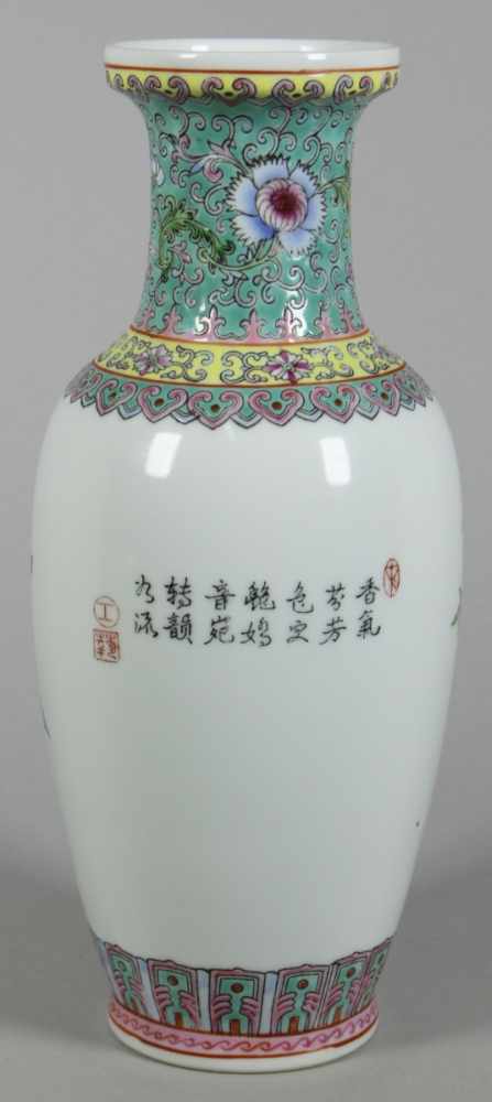Porzellan-Ziervase, China, 2. Hälfte 20. Jh., runder Stand, Balusterkorpus miteingezogenem Hals - Image 2 of 4