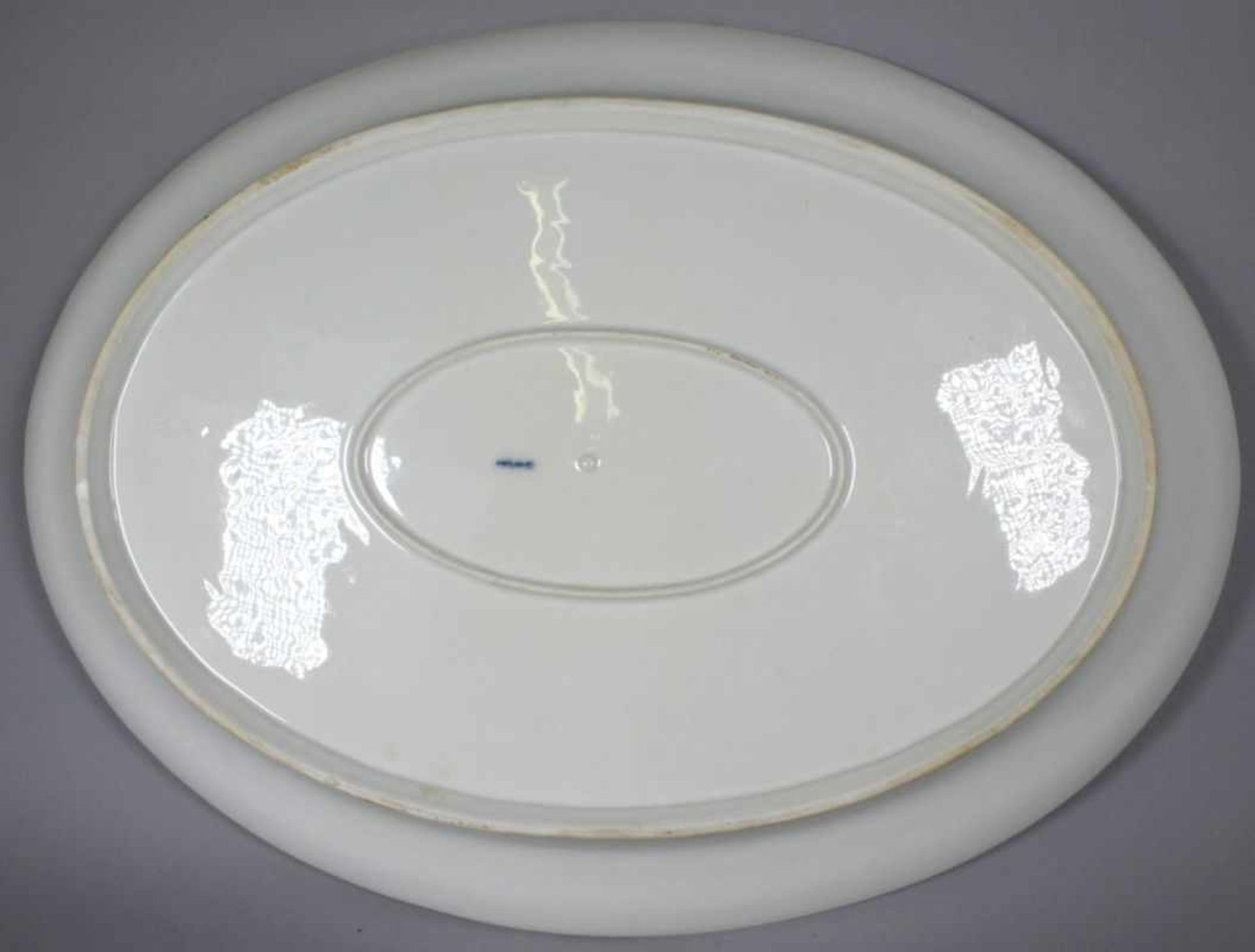 Porzellan-Platte, KPM-Berlin, Mitte 20. Jh., oval, im Spiegel und auf der Fahne mitpolychromem - Bild 2 aus 3