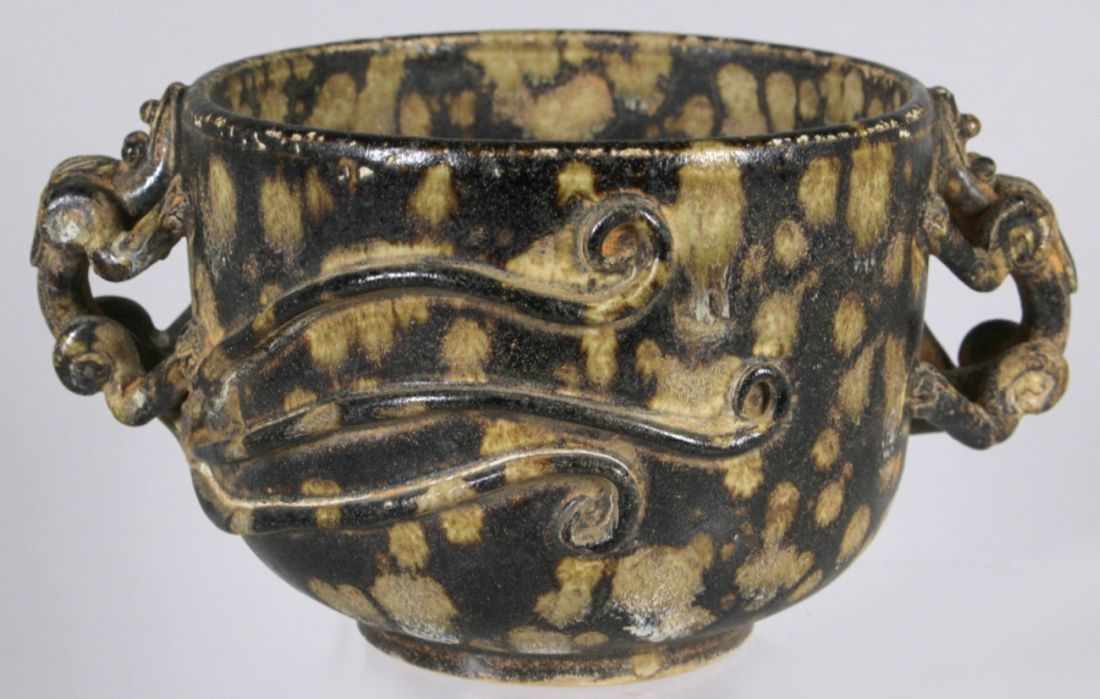 Keramik-Doppelhenkelschale, China, 19./20. Jh., seitlich 2 plastische Drachenhenkel, derenSchwanz - Image 2 of 3