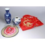 Konvolut Diverses, 4-tlg., China, bestehend aus: Schultertopf, Vase und 2 Stickerein,gefertigt aus
