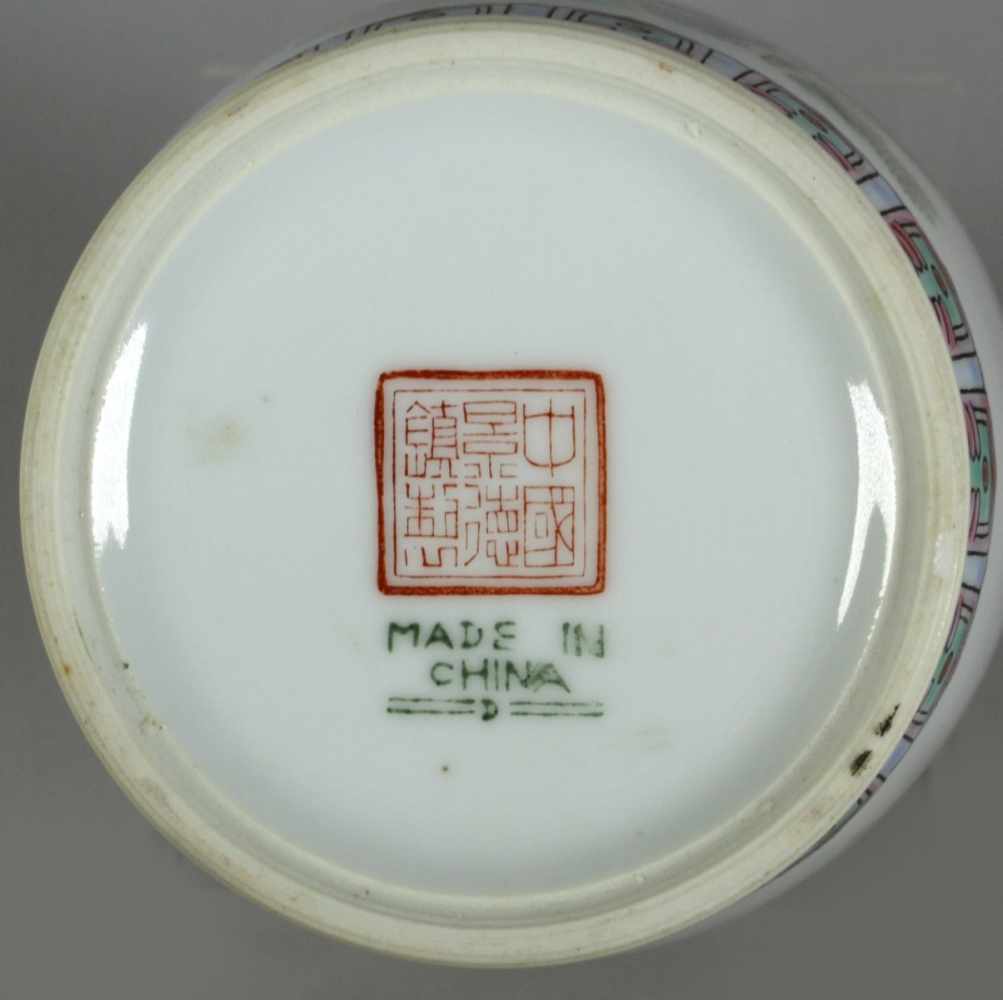 Porzellan-Ziervase, China, 2. Hälfte 20. Jh., runder Stand, Balusterkorpus miteingezogenem Hals - Image 4 of 4