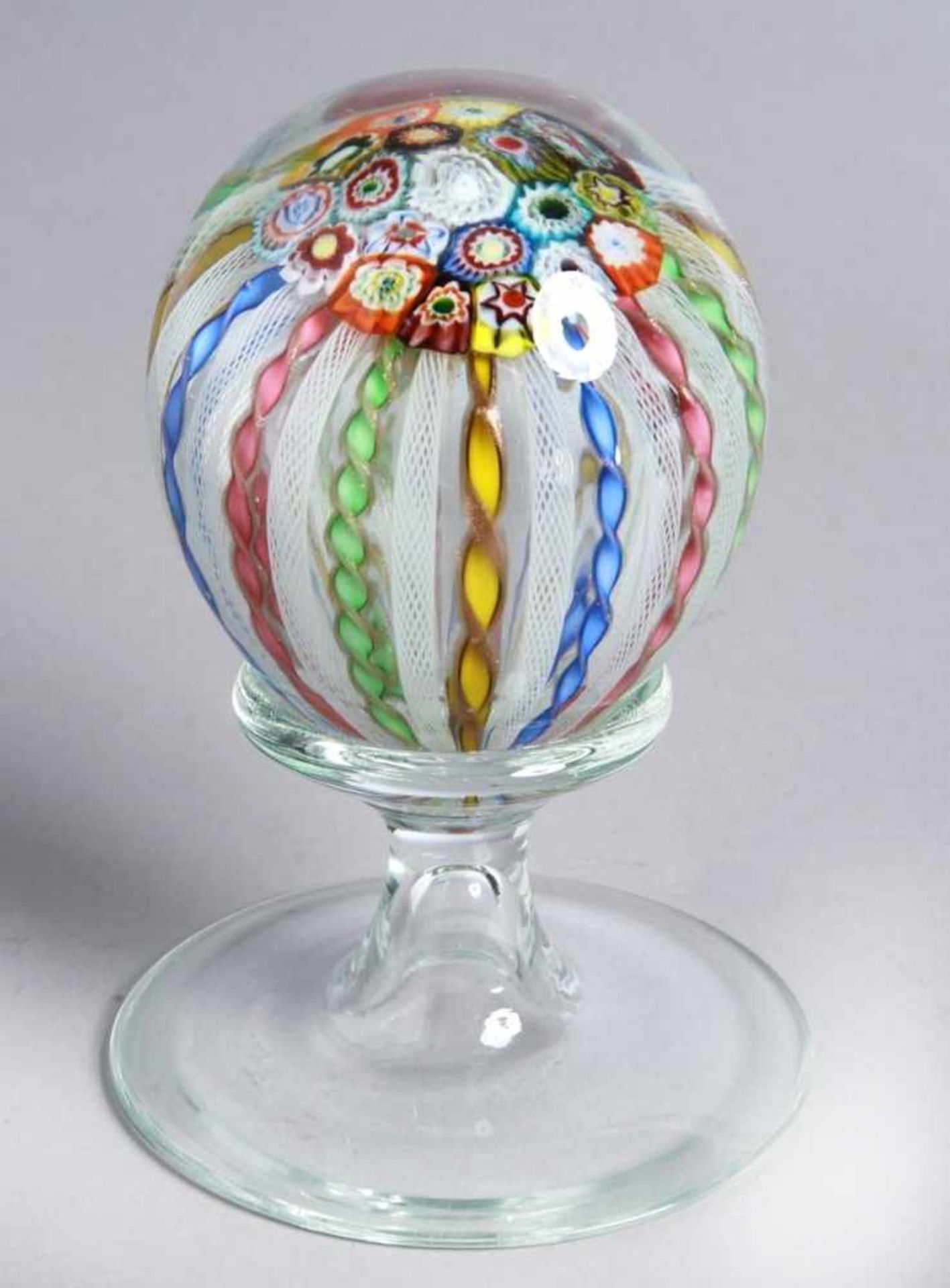 Glas-Ständerpaperweight, Murano, um 1930-60, weiter Tellerstand, einschwingend in kurzenHohlschaft