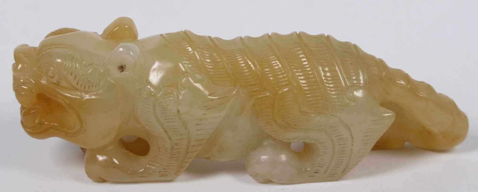 Jade-Tiger, China, plastische Darstellung in anschleichender Haltung, hell-beigemarmorierter Stein - Image 2 of 3