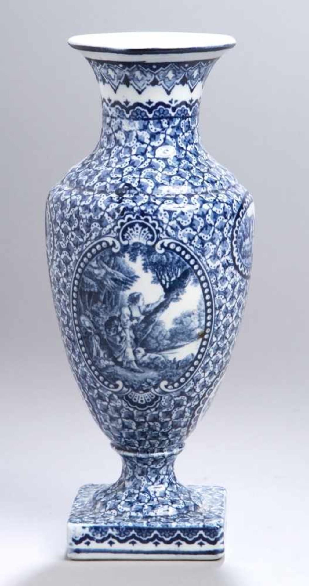 Keramik-Ziervase, wohl Frankreich, um 1900, Mod.nr.: 2927, Dekor: 1755 L XVI,quadratischer Fuß,