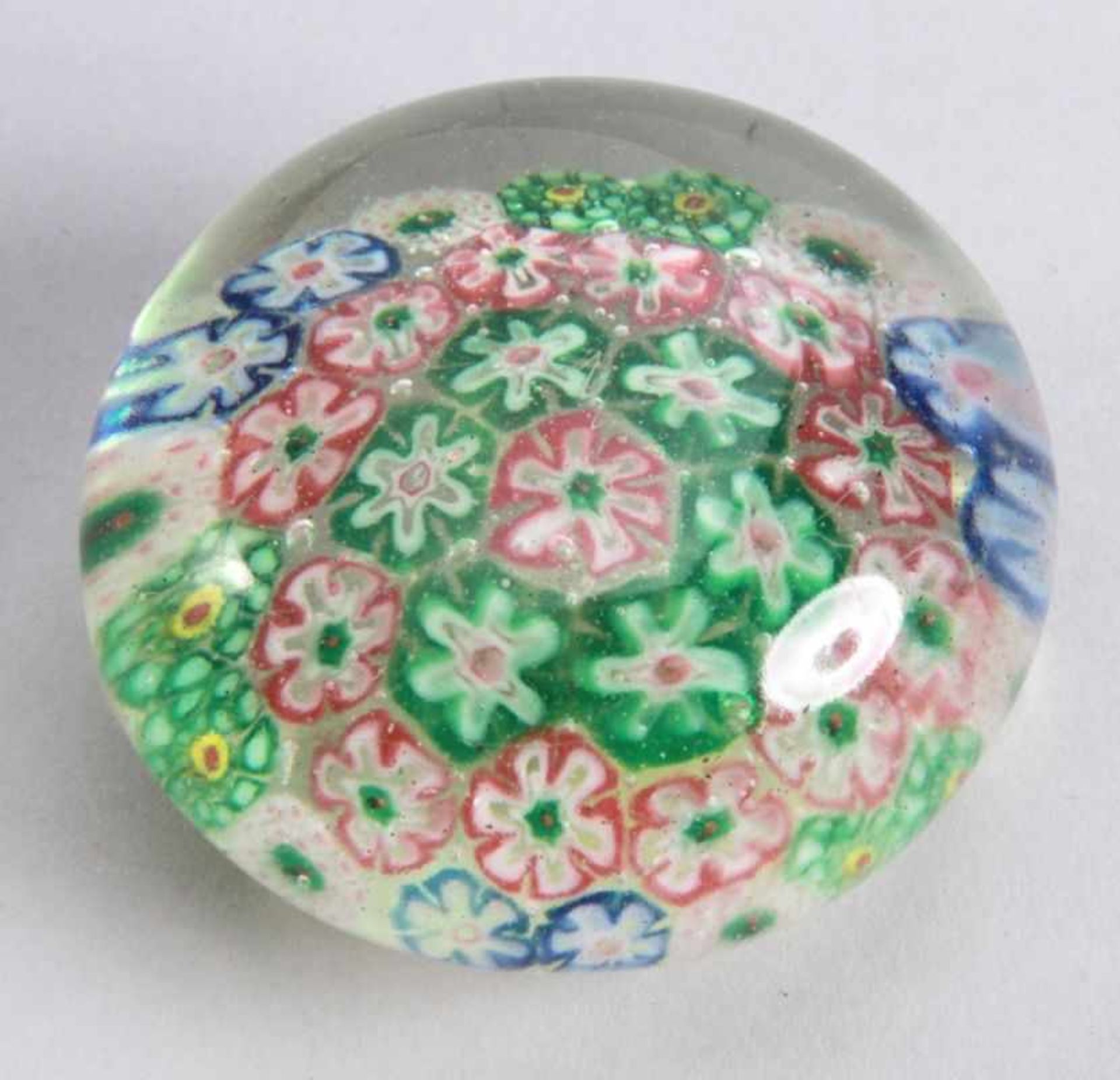 Glas-Millefioripaperweight, China, um 1900-30, gedrückter Klarglaskugelkorpus, dekoriertmit