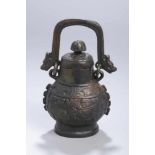 Bronze-Ritualgefäß, China, wohl 19. Jh., ausgestellter Ovalstand, bauchiger Korpus miteingezogenem