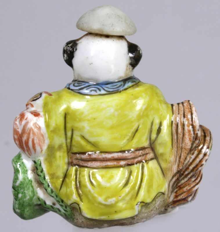 Porzellan-Snuffbottle, China, wohl 19. Jh., gearbeitete in Form eines sitzenden Mannes mitFisch in - Image 2 of 4
