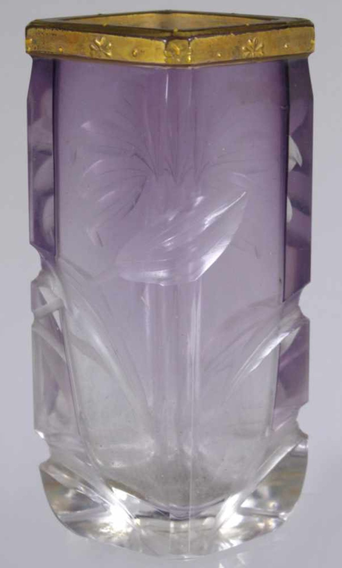 Glas-Ziervase, Ludwig Moser & Söhne, Meierhöfen bei Karlsbad, um 1910, Dekor: violettininnen, - Bild 2 aus 3