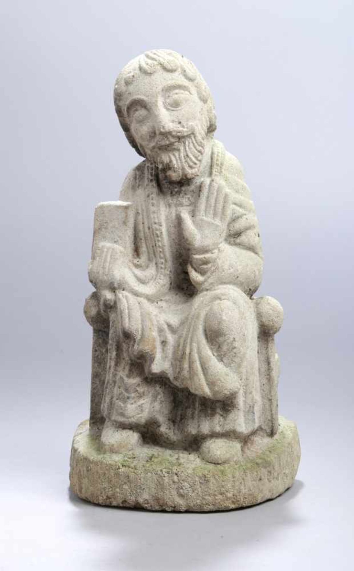 Steinguss-Figur, "Heiliger", auf frontseitig ausgebogtem Sockel auf Hocker sitzende,plastische,