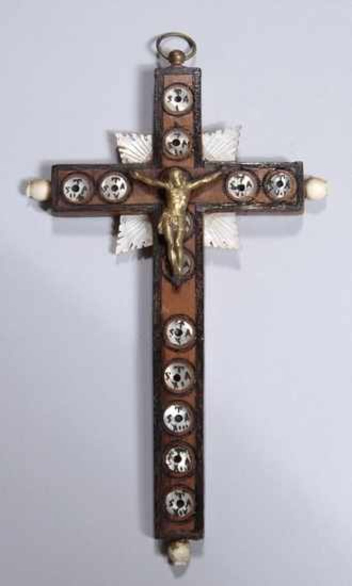 Wand-Kreuz, 19. Jh., kleines, schlichtes Holzkreuz mit runden, beschrifteten,