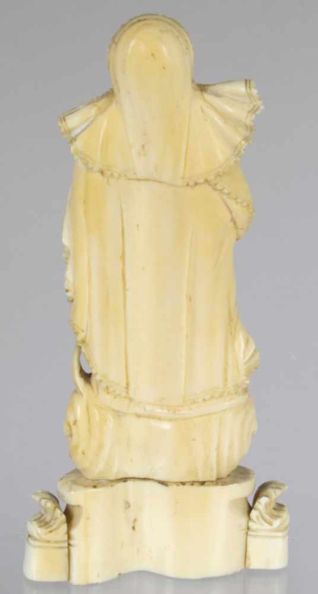 Nilpferdzahn-Figur, "Mondsichelmadonna", wohl Spanien, 18. Jh., auf mit Holzkernverschlossenem - Bild 2 aus 6