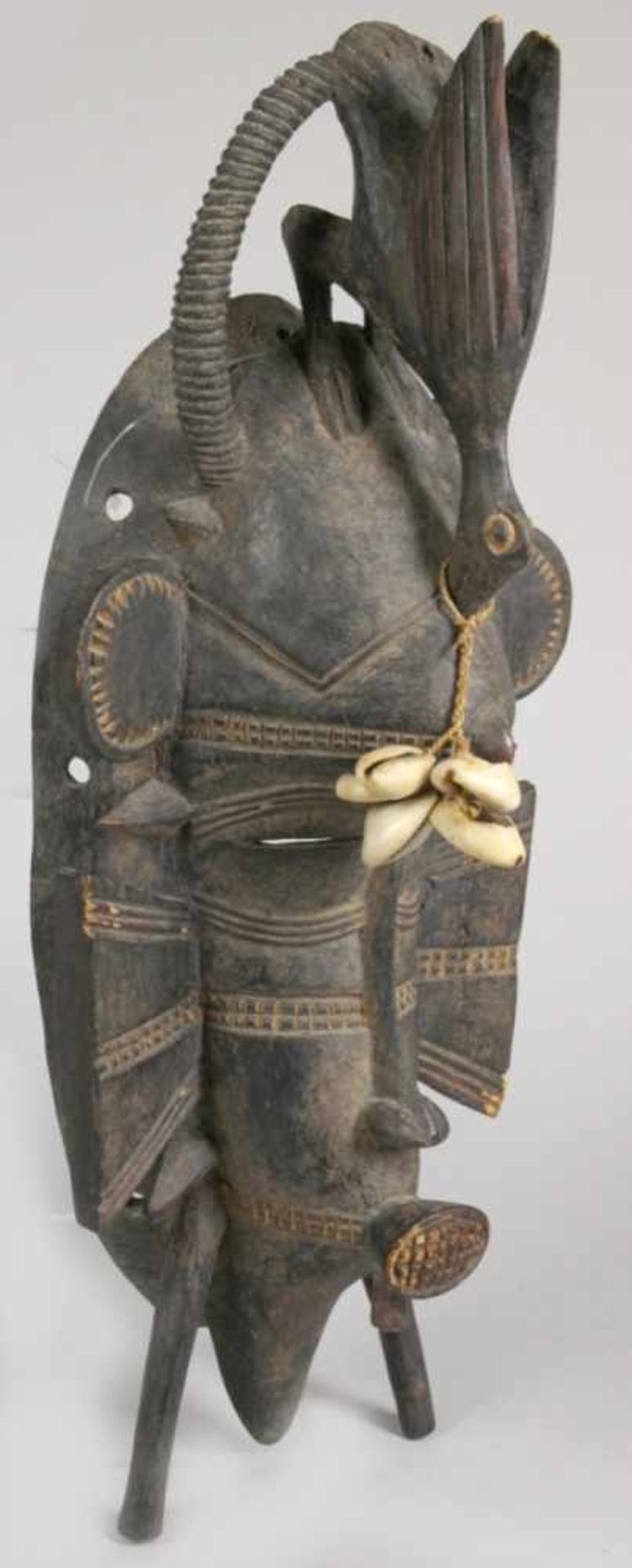 Kpelie-Maske, Senufo, Elfenbeinküste, strenges, kubistisches Gesicht mit kleinen, - Bild 3 aus 4